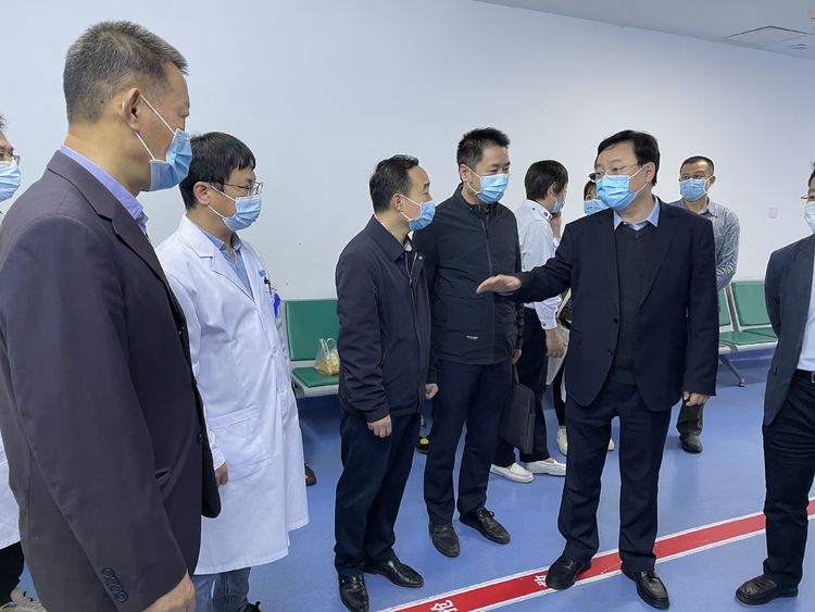 20220130赵建农校长慰问一线医护人员.jpg