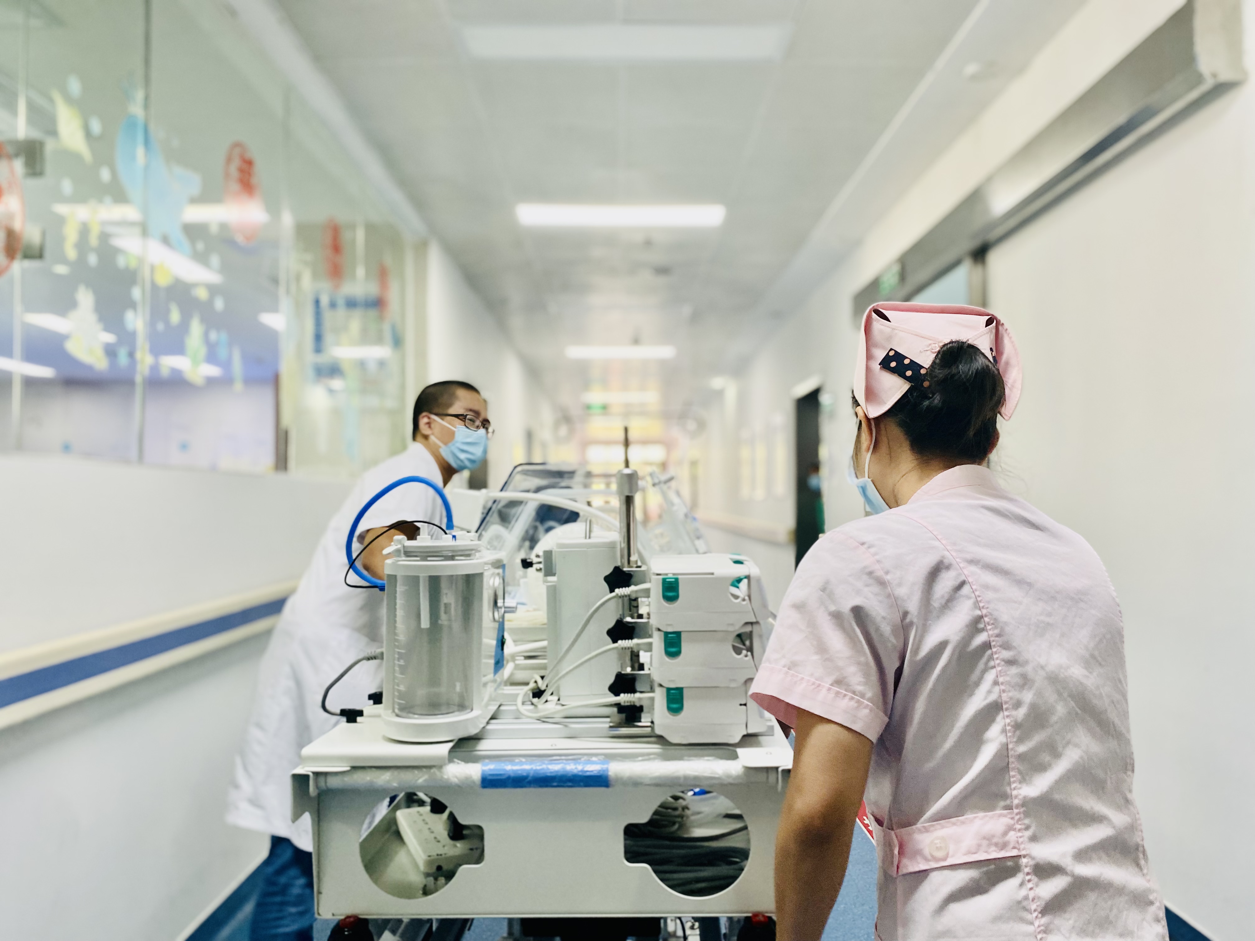 2023.4.1-海医二院“移动的NICU”成功转运一对早产双胞胎.jpg